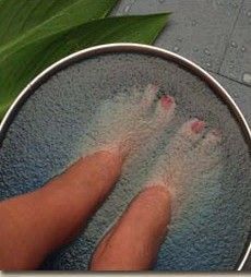 This is crazy. Mix 1 full tablespoon of salt , 1/4 c vinegar and 1/2 c of warm water. Soak feet for 10 minutes and when you take them out the dead skin will practically wipe off #DIY, #beautytips, #skincare,#homemade,#remedies Obličejové Masky, Foot Soak, Kraf Diy