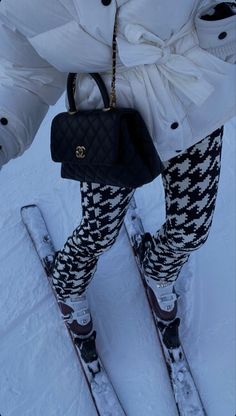 Snow Outfit Aesthetic, Europe Winter Fashion, Emma Leger, New York Snow, Chalet Girl, Ski Fits, Ski Trip Outfit, Apres Ski Style, Ski Aesthetic