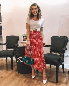 moda alternativa, roupas alternativas,blusinhas,modelos de cropped,modelos de saias,cropped,wear ever,Saias midi,Saia midi,Modelos de saia midi,Looks femininos Look Casual Chic, Skirt Trends, Church Outfits, Casual Work Outfits, Office Outfits, Work Casual, Skirt Outfits