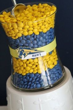 Unique tips and ideas for your backyard graduation party. Grad Centerpieces, Ucla Graduation, Nursing Party, College Memories, Graduation Treats, Reunion Decorations