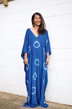 D R E S S - FLAT MEASUREMENTS * One Size Fit All - Plus Size * Best for US size : Medium to 4XL * Arms 22 in. round * Bust 68 in. * V-Neck 9 in. deep * Length 56 in. * Material Breathable Rayon Fabric, Natural Indigo dye. M O D E L * Size US4 * Height 5 ft. 4 in. or 163 cm. With or without 4 in. high heels. This gorgeous kaftan is made with silky rayon fabric and colored using all natural indigo dye. The cut is very spacious to fit many body types and the fabric is breathable so its perfect for Party Dress Cocktail, Dress Cocktail Party, Bridal Kimono, Natural Indigo Dye, Beach Party Dress, Linen Kimono, Luxury Resort Wear, Kaftan Designs, Kaftan Maxi Dress