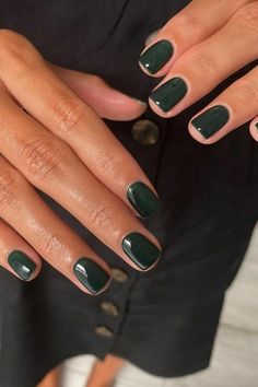 fall winter nails inspo unghie settembre 2023 unghie autunnali Winter Green, Green Nail, Minimal Nails, Cute Gel Nails, Nature Tattoos, Minimalist Nails, Chic Nails, Fall Nails