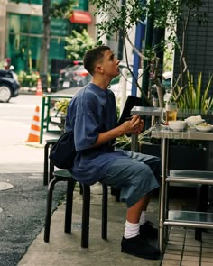 普通の服、 普通のスタイル Case 55 毛沢東スペアリブと夏のロングショーツ。 | STYLE | AH.H Running Sneakers Outfit, Mens Summer Fashion, No Beard, Men's Street Fashion, Chill Style, Teen Boy Outfits, People Clothes, City Boy, Aesthetic Guys