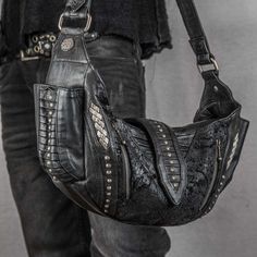 Sac à bandoulière en cuir noir post-apocalyptique à épaules dénudées. Sac à main ou cartable unisexe Wasteland pour hommes et femmes. Un compartiment et 6 poches. Textures noir sur noir.



Léger et spacieux pour le street wear quotidien et les festivals dystopiques comme Burning Man ou les raves techno underground. Achetez des articles en cuir et des accessoires personnalisés alternatifs sombres par  Mouvement Kaya .



Caractéristiques

Grand compartiment principal avec large ouverture zippée Goth Purse, Leather Braiding, Studded Leather Bag, Edgy Bags, Mens Satchel, Edgy Accessories, Real Leather Handbags, Bag Dark, Bag Silver