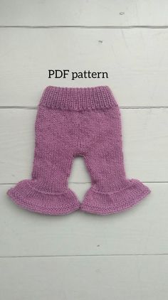 a knitted baby's pants with ruffles on the bottom and bottom