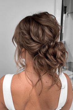 This casual, slightly disheveled bun radiates an effortless, stylish aura, ideal for the contemporary bride seeking a perfect fusion of chic and relaxed vibes. The loosely pinned curls and gentle volume infuse a touch of romance and softness into the overall aesthetic. Stray strands frame the face - Click to see more of Effortlessly Chic: 30 Enchanting Low Messy Bun Styles for the Elegant Bride and follow us for more hairstyle ideas. // Photo Credit: Instagram @absolutely.ineke.hairstyling Fluttery Bangs, Loose Curls Updo, Bridesmaid Bun, Messy Bun Wedding, Low Messy Bun, Low Bun Wedding Hair, Low Messy Buns, Bun With Curls, Wedding Hairstyles And Makeup