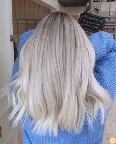 Cool Blonde Balayage Hair, Short Blonde Hair Bridesmaid, Platinum Blonde Hair With Ash Lowlights, Light Blonde With Dark Roots, Natural Blonde Hair Short, Blonde Hair Inspiration 2023, Short Vanilla Blonde Hair, Dimensional Vanilla Blonde, High Impact Blonde