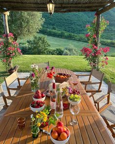 Aesthetic Charcuterie, Old Money Interior Design, Old Money Interior, Lemon Farm, Picnic Inspiration, Food Summer, Countryside House, Maximalist Decor, Dream Garden