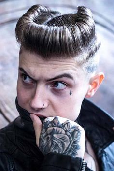 Ready for a trendy rockabilly hair style and want to know how to channel the look? In our handy guide, we explain how to pull off one of the most popular 1950s hairstyles for guys and show some amazing examples, including Elvis Presley pompadour, shirt victory rolls and curly fauxhawk. #menshaircuts #menshairstyles #rockabillyhair #rocknrollhair #50shairstyles Rockabilly Hair Men, 50s Hairstyles Men, Vintage Haircuts, Greaser Hair, Rockabilly Hairstyles, Mens Medium Length Hairstyles, Concert Hairstyles, 50s Hairstyles