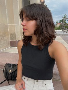 Wavy Layered Shag Haircut, Short Haircuts For Thick Hair Wavy Shoulder Length, Short Haircuts With Bangs Wavy Hair, Shoulder Length Bob Wavy Hair, Short Hair Wavy Bangs, Layered Bob Wavy Hair, Short Shaggy Wavy Hair, Short Hair Curtain Bangs Wavy