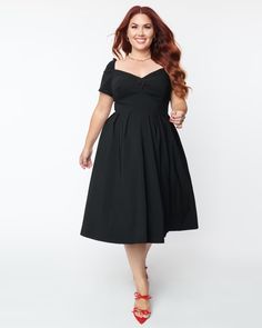 Unique Vintage Plus Size Black Sweetheart Midge Swing Dress | Black Graduation Outfit Ideas Plus Size, Green Plus Size Dresses, Graduation Dress College, Black Plus Size Dress, Retro Wardrobe, Sweetheart Neckline Top, Big Girl Dresses, Vintage Plus Size, Plus Size Black