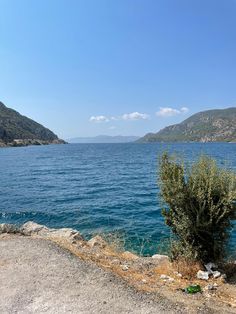 the water is very blue and there are mountains in the background