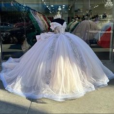 White With Blue Quinceanera Dresses, Quince White Dress, White And Silver Quinceanera Dresses, Quincenera Dresses White, Ideas Para Xv Años, Quinceanera Dress White, Quinceanera Dresses White, White Sweet 16 Dresses, White Quince Dress