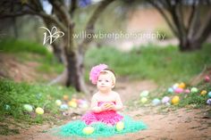 Toddler Holiday Photos, Egg Photoshoot, Family Spring Photos, First Birthday Shoot Ideas, Easter Poses, Spring Photography Ideas, Easter Photography Ideas