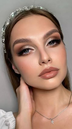 As nothing can top natural beautyso naturalness is highly praised this yearThis type of makeup suits all type of formal and casual occasionsNatural looking makeup uses minimal amount of makeup to enhance your natural beauty which starts with a flawless skin. Ball Makeup, Prom Makeup Looks, Bridal Makeup Natural