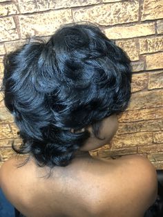 Soft Curls For Short Hair Black Women, Curling Short Hair Black Women, Short Bombshell Curls Black Women, Short Wand Curls Black Hair, Soft Curl Bob Black Women, Diy Hair Layers, Short Haircuts Black Hair, Side Hairstyle, Curled Hairstyles For Medium Hair