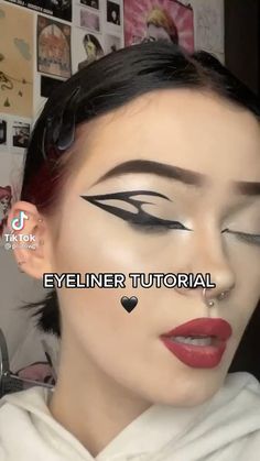 Intense Halloween Makeup, Alt Graphic Liner, Eyeliner Grafico, Graphic Eyeliner Goth, Halloween Eyeliner Ideas, Goth Graphic Liner, Delineados Egirl, Artistic Eyeliner, Halloween Graphic Liner