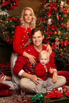 Diy Christmas Photoshoot, Baby Christmas Photography, Christmas Poses, Family Christmas Outfits