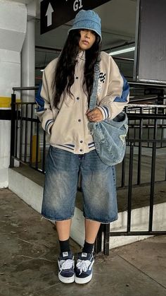 How To Style Baggy Shorts, Winter Jorts Outfit, Baggie Outfits Aesthetic, Cross Bag Outfit, Denim Hat Outfit, Denim Bag Outfit, Streetwear Fashion Girl, Skater Style Outfits, Varsity Jacket Fits