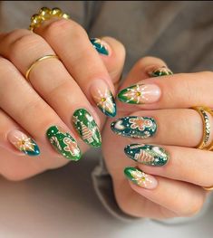 ig: jellybayn_nails Trendy Winter Nail Colors, Rhinestone Nail Ideas, Festive Nail Colors, Best Christmas Nails, Chevron Nails, Green Nail Art, Snowflake Nail Art, Glittery Nails, Vintage Nails