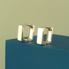 14K Solid Gold 7mm Square Huggie Hinged Hoop Earring, Square Huggie Hoop, Gold Huggie, Small Gold Hoop, Cartilage, Conch, Helix, Tragus Please note that this earring is made to order. S P E C S ♦ All of our jewelry is handmade in our studio in Seoul, Korea. ♦ 14K Yellow Gold ♦ Listing is for 1 Earring ♦ Huggie Dimensions: - 2.5 mm (W) x 7 mm (H) x 7 mm(D) - post thickness 0.8mm - post length 4.3mm ♦ Metal Finish: High Shine Polish ♦ Backing Type: Clip in Wire DESCRIPTION ♦14K solid gold square h Luxury Everyday Rectangular Huggie Earrings, Small Gold Hoops, Helix, Tragus, Metal Finishes, Conch, Cufflinks, Solid Gold, Hoop Earrings