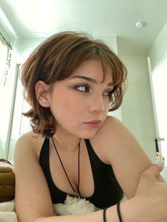 Ashley Judd Short Hair, Ugly Haircut, Short Queer Haircuts, Pixie Cut Straight Hair, Queer Haircut, Queer Hair, 90s Haircuts, Hairstyles Inspiration, Hair 2022