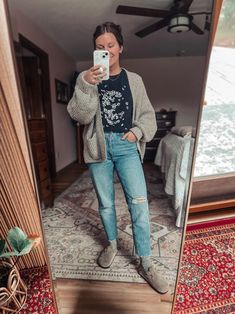 10 WAYS TO WEAR A GRAPHIC TEE SHIRT – Marissa Wears an Outfit T Shirt With Cardigan Outfit, Tshirt Cardigan Outfit Ideas, Secretary Attire, Casual Fall Outfits Midsize, Boston Fall Outfits, Fall Teacher Outfits 2024, Clog Outfits, Personal Uniform, January Outfits