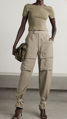 Tapered Cargo Pants, Safari Outfits, Feminine Skirt, New York Fashion Week Street Style, Chic Pants, London Street Style, Simple Tees, Leggings Design