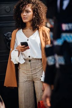 The best street style from London Fashion Week spring/summer 2019 - Vogue Australia Vogue London, Look Working Girl, Stile Casual Chic, Street Style 2018, London Fashion Week Street Style, London Fashion Weeks, Trendy Swimwear, Vogue Australia