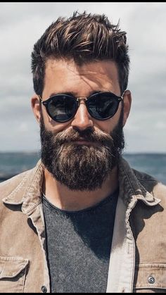 A complete guide to stylish haircuts for thick-haired men 15 ideas - Fall Update 2024 Bart Styles, Guy Haircuts, High Buns, Man With A Beard, Mens Hairstyles With Beard, Beard Haircut, Best Beard Styles, Shaving Beard, Men's Haircuts