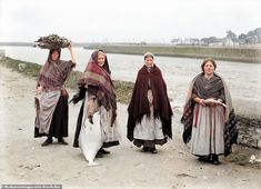 Old Ireland in Colour: Amazing photos of the 19th and 20th centuries | Daily Mail Online Irish Cultural Clothing, Irish Traditional Clothing, Old Ireland, Drama Aesthetic, Hair Covering