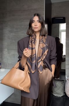 Scarf Work Outfit, Monochrome Wardrobe, Classic Feminine Style, Brown Outfits, Look Office, Polished Casual, Office Outfits Women, Ageless Style, Brown Outfit