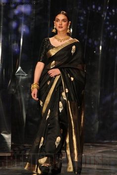 Black Indian Saree, Black Saree For Women, Black Saree For Sankranti, Black And Golden Saree Look, Party Wear Black Saree, How To Style Black Saree, Black Saree Styling Ideas, Black Silk Saree Look, Black Saree Look Traditional