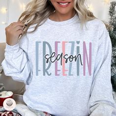 Christmas Sweatshirt Svg, Winter Sweatshirt Ideas, Winter Shirt Ideas, Winter Shirt Designs, Freezin Season, Vynil Ideas, Embroider Ideas, Teacher Wear, Winter Quotes