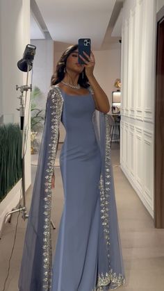 Dress With Cape Sleeves, Dress With Cape, Smink Inspiration, Salwar Kamiz, Floor Length Prom Dresses, Elegant Dresses Classy, Glamour Dress, Cape Sleeves, Party Wear Indian Dresses