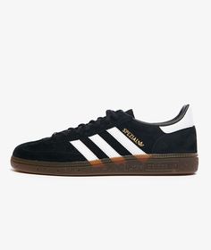 The HANDBALL SPEZIAL model   by  adidas  which is part of the SU2021  campaign , has arrived || is now available at . Women's Handball, New Balance 998, Adidas Handball Spezial, Adidas Handball, Retro Trainers, Handball Spezial, Adidas Samba Og, Baskets Adidas, Adidas Spezial