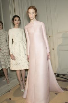 Couture 2015, Valentino Haute Couture, Elegant Outfit Classy, Valentino Couture, Backstage Runway, Valentino Dress, Iconic Dresses, Evening Dress Fashion, Arab Fashion