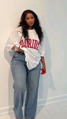 Red Shirt And Blue Jeans Outfit, Museum Outfit Ideas Black Women, Feminine Lookbook, Pear Shaped Body Outfits Casual, Pear Body Shape Aesthetic, Outfits For Pear Shaped Women, Boss Baddie, Feminine Fatale, Chubby Outfits