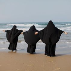 Istanbul, Turkey (2016) by Magnum Photos photographer Sabiha Çimen. In this image, three girls embrace the expanse of sea before them. Though the horizon appears to be far away and wide, offering no end in sight, they are undeterred from seizing their dreams, somewhere along that distant line where the sky meets the sea: “Like distant stars, horizons always seem to be out of reach, but that’s what dreams are made from.” Discover Çimen's photo catalogue by clicking the above link. Sky Meets The Sea, Jamel Shabazz, Todd Hido, Mary Ellen Mark, Aperture Photography, Embrace The Unknown, Elliott Erwitt, My Purpose In Life