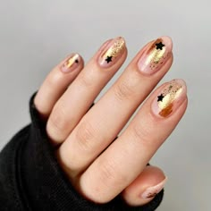 50+ Cute New Years Eve Nails That Are Super Trendy! - Prada & Pearls Nails New Years, Halloween Nails Easy, Galaxy Nails, Metallic Nails, Star Nails