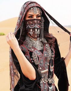 Middle Eastern Women, Arabic Outfit, Middle Eastern Clothing, Eastern Dresses, Arabian Dress, Sparkly Outfits