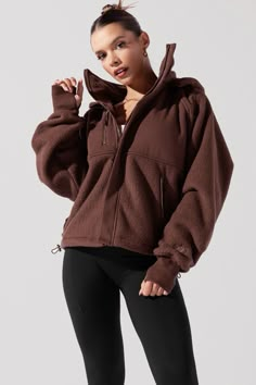 Keep the chill out and the warmth zipped in. Designed in thick fleece fabric, this zip-up jacket cocoons you in ultra-cozy comfort wherever adventure takes you.Our fav feature? The detachable hood! Polar Fleece Outfit, Fleece Outfit, Long Sleeve Shrug, Outdoor Club, Jacket Collection, Outfit Mujer, Yoga Tank, Outwear Jackets, Causual Outfits