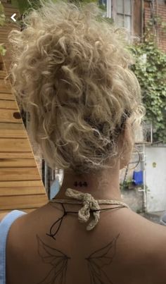 Bleach Blonde Hair, Blonde Curly Hair, Natural Curls Hairstyles, Curly Hair Inspiration, Bleach Blonde, Hair Inspo Color, Long Curly Hair, Aesthetic Hair, Curled Hairstyles