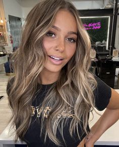 Fall Balayage, Light Brunette Hair, Gorgeous Lady, Mobile Beauty, Brown Hair Inspo, Bronde Hair, Brunette Hair With Highlights, Sandy Blonde, Brunette Balayage Hair