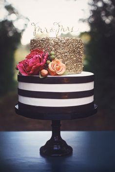 a cake with flowers on top is displayed in the photo editor's mobile app