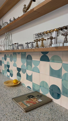 Kitchen backsplash with blue and green tiles from Smink Studio French Backsplash, Tile Splashback Kitchen, Ceramic Tiles Kitchen, Bauhaus Kitchen, Unique Layout Design, Kitchen With Open Shelving, Tiles Kitchen Backsplash, Blue Kitchen Tiles, Reclaimed Tile