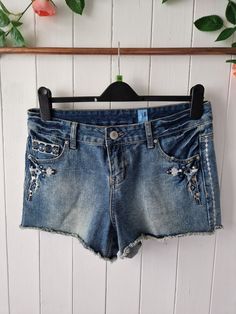 "YesYes summer denim shorts with embroidery and studs  size UK10 US6 Mid rise Very good condition  Measurements  Waist 32\" Rise 10\" Inside leg 3\" Width across leg opening  11.5\" across All orders are shipped using biodegradable and recycled packaging where possible  #summershorts #yesyesshorts #y2kshorts #denimshorts #embroideredshorts" Summer Denim Shorts, Vintage Jean Shorts, Summer Shorts Denim, Y2k Shorts, Jean Vintage, Festival Summer, Jean Short, Summer Denim, Cute Blouses