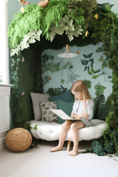 Armoire Reading Nook, Treehouse Reading Nook, Woodland Playroom Ideas, Kids Reading Nooks, Kids Reading Nook Corner, Reading Nook Adults, Garden Bedroom Kids, Forest Reading Nook, Nature Themed Playroom