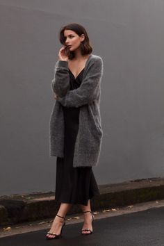 #cardigan #knit #wardrobestaples #styling #style #personalstyling #elishacasagrande Chique Outfit, Style Casual Chic, How To Wear Leggings, Kate Beckett, Black Slip Dress, Looks Street Style, Silk Slip Dress, Winter Outfits For Work, Leggings Casual