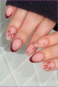 Looking for creative ideas to decorate your nails this holiday season? Simple Christmas nail art ideas are a great way to add a touch of Christmas charm to your look without overcomplicating things. These designs are meant to be simple, yet they capture the festive spirit beautifully.  You can try classic Christmas themes like candy cane stripes, snowflakes, or Christmas trees. A white base with blue snowflakes is elegant and easy to achieve. If you want something more traditional, alternate red Cute Quick Nail Designs, Glam Christmas Nails Acrylic, Gel Nails Birthday Ideas, Wi Ter Nails, Nail Ideas November 2024, Nail Art Designs Winter 2024, Winter Nail Art 2024, Nail Inspo November, Winter Birthday Nail Ideas